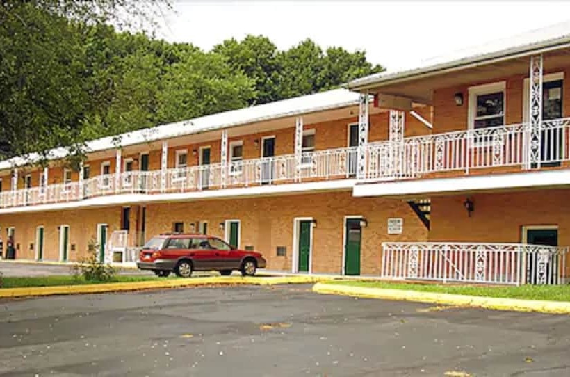 فندق Wesley Inn & Suites