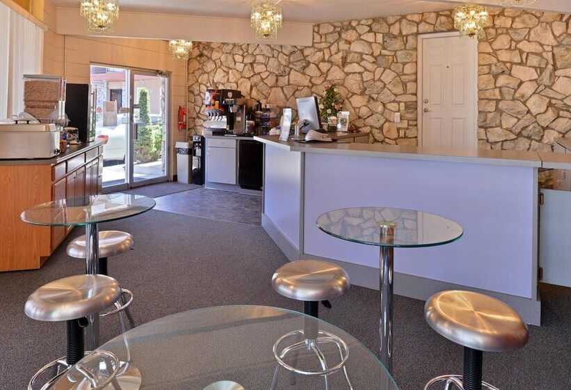 Maverick Motel   Modern Renovated Motel