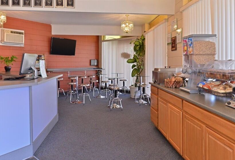 Maverick Motel   Modern Renovated Motel