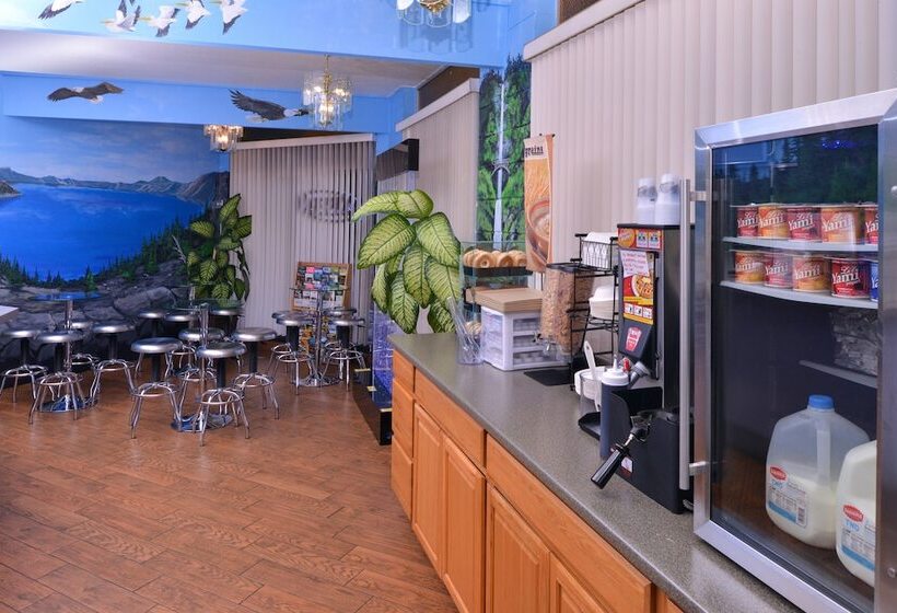 Maverick Motel   Modern Renovated Motel