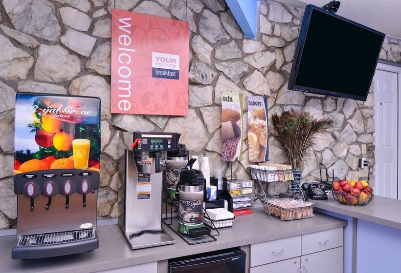 Maverick Motel   Modern Renovated Motel