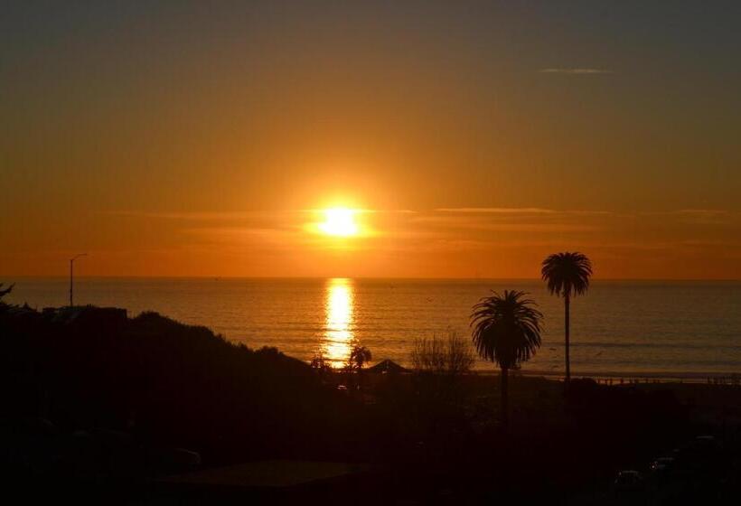 Moonlight Beach Motel