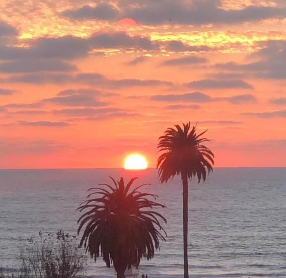 Moonlight Beach Motel