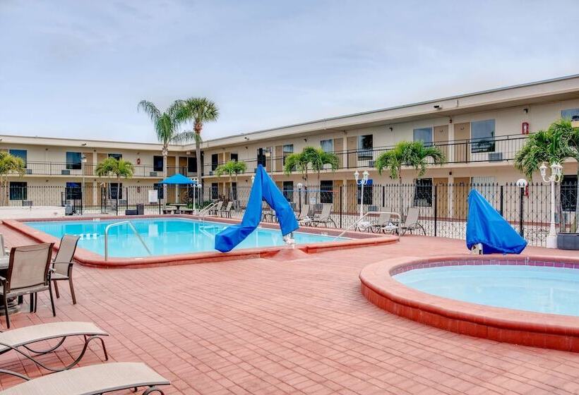 酒店 Super 8 By Wyndham St. Petersburg