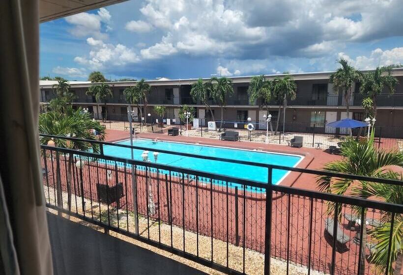 酒店 Super 8 By Wyndham St. Petersburg