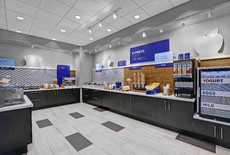 Отель Holiday Inn Express Kingston West By Ihg