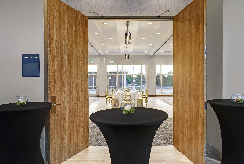 Отель Holiday Inn Express Kingston West By Ihg