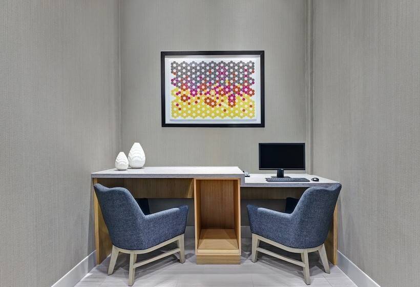 Отель Holiday Inn Express Kingston West By Ihg