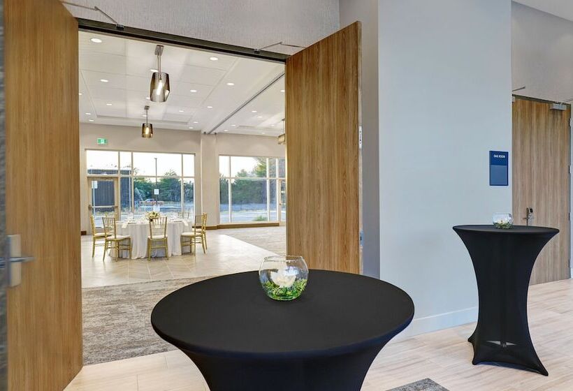 Отель Holiday Inn Express Kingston West By Ihg