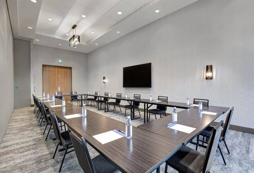 Отель Holiday Inn Express Kingston West By Ihg