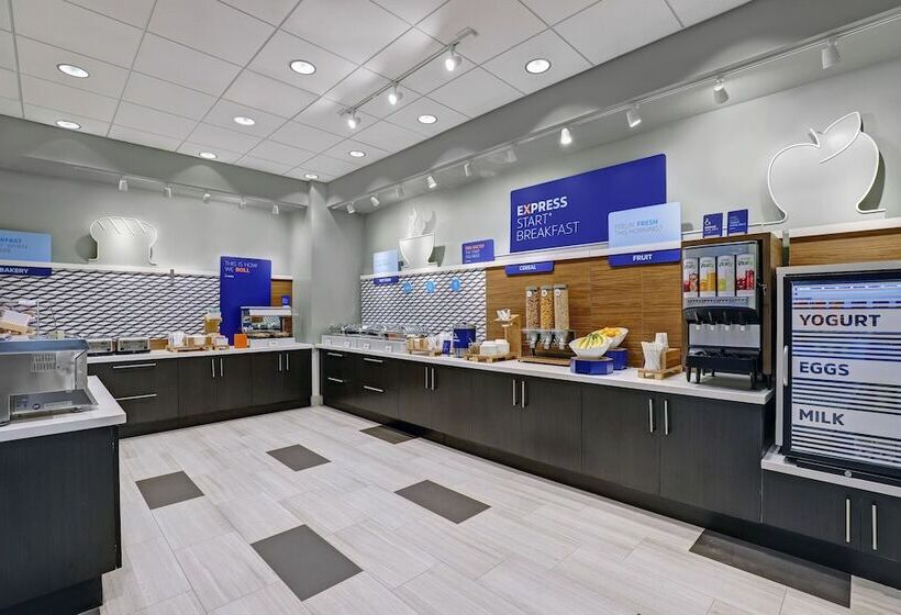 Отель Holiday Inn Express Kingston West By Ihg