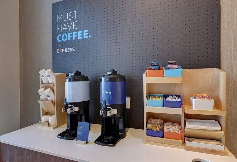 Отель Holiday Inn Express Kingston West By Ihg