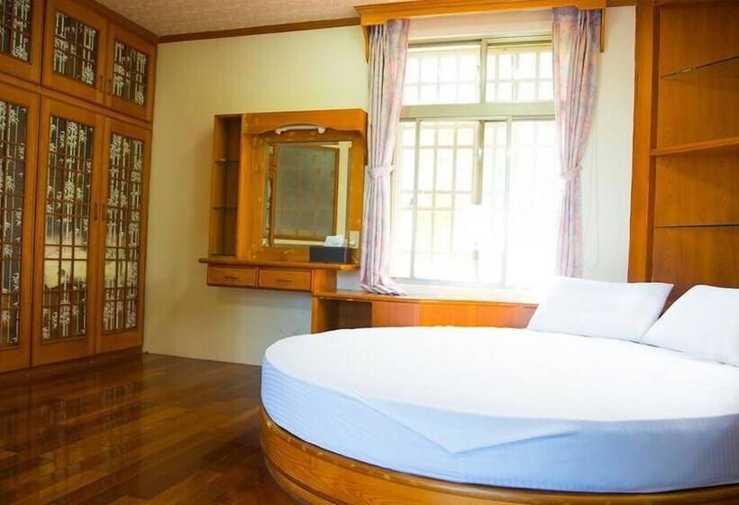 پانسیون Pine Garden Family Villa