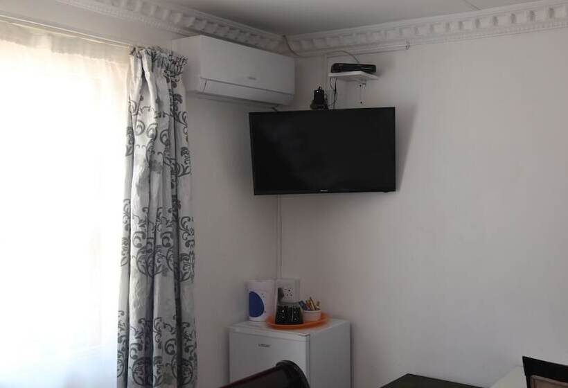 ペンション Roba Monakedi Guest Lodge