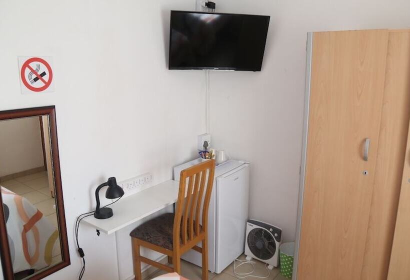 ペンション Roba Monakedi Guest Lodge