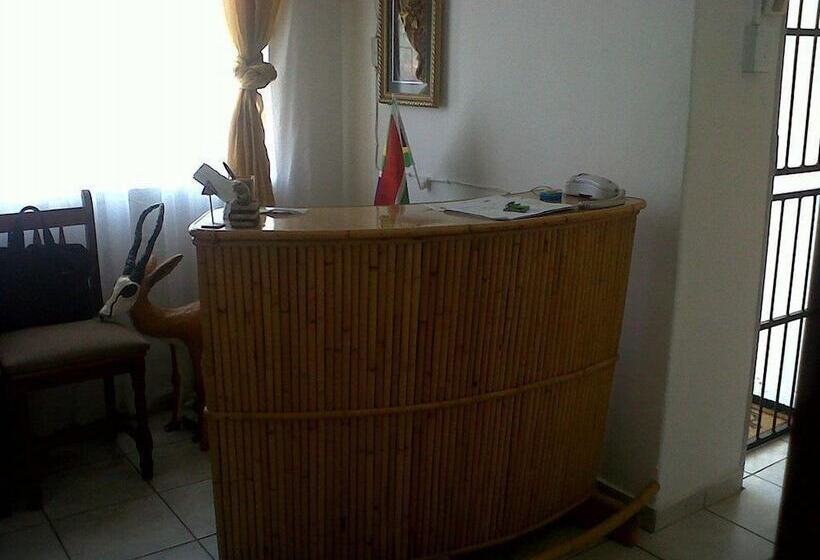 ペンション Roba Monakedi Guest Lodge