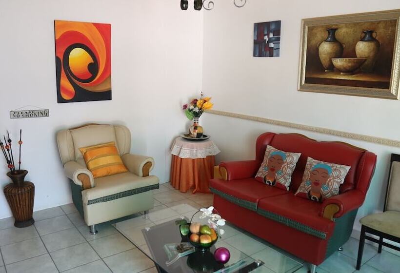 ペンション Roba Monakedi Guest Lodge