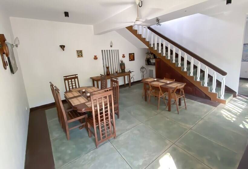 פנסיון Westeros House