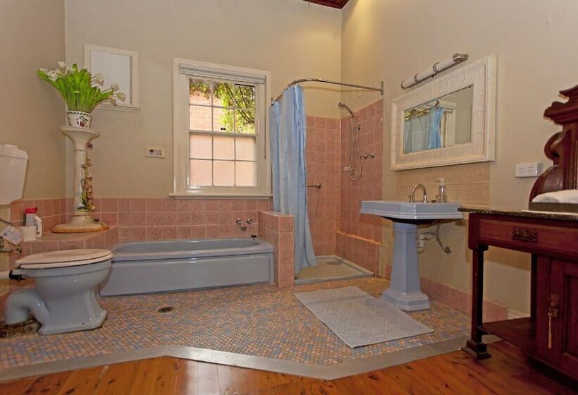 Rose Cottage   Historic Luxury