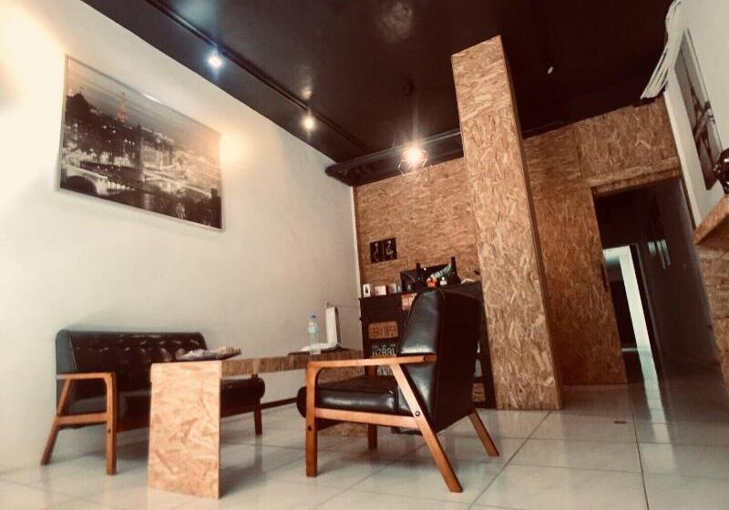 پانسیون Jr House