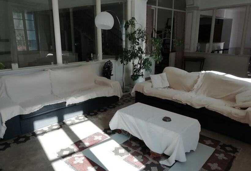 ベッドアンドブレックファースト Les Colonnades