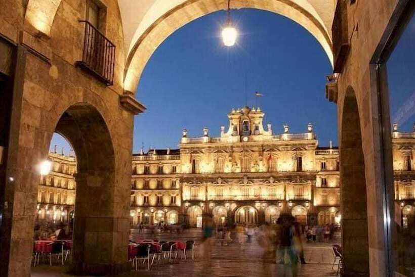 مسافرخانه Plaza De Espana
