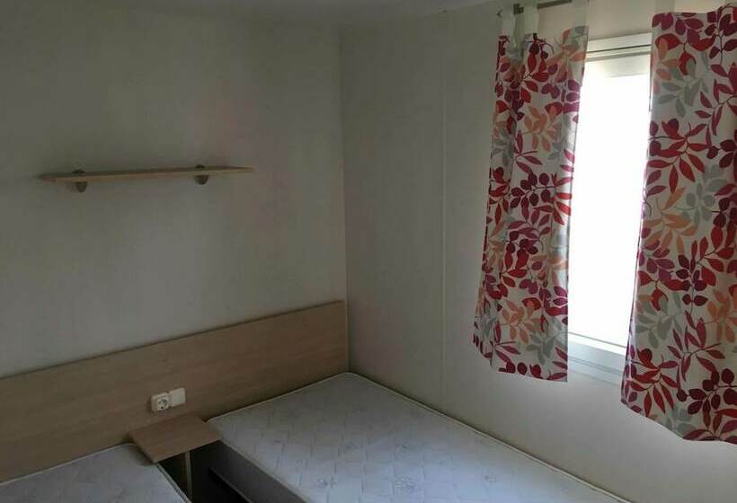 ホテル Tonneau Herbergement Insolite Au Camping Des Nieres