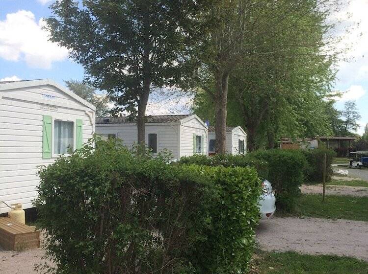 ホテル Tonneau Herbergement Insolite Au Camping Des Nieres