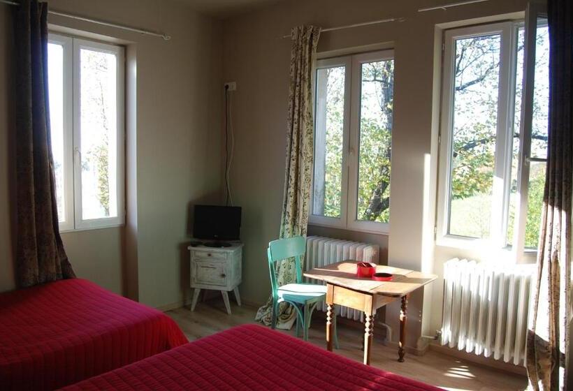 Отель Les Platanes