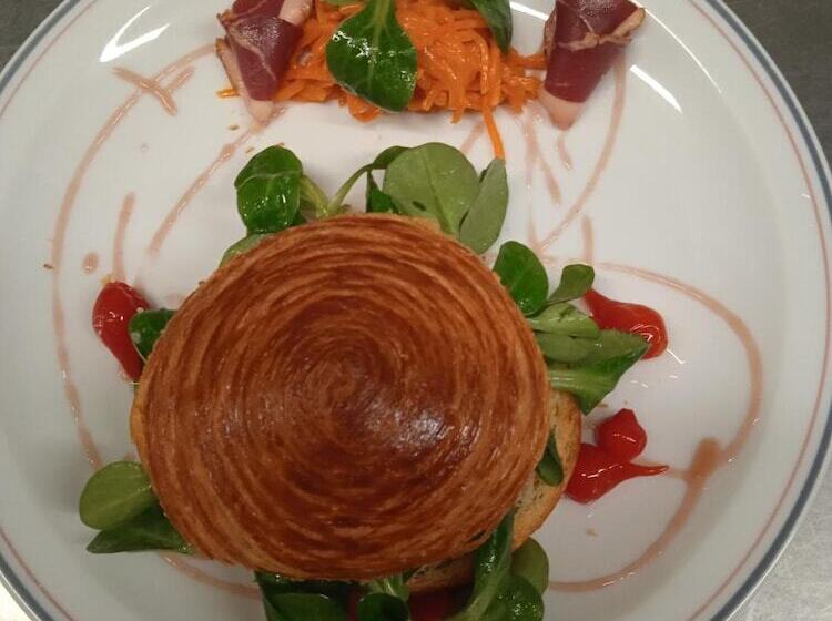 Отель Hôtel Restaurant Le Foirail