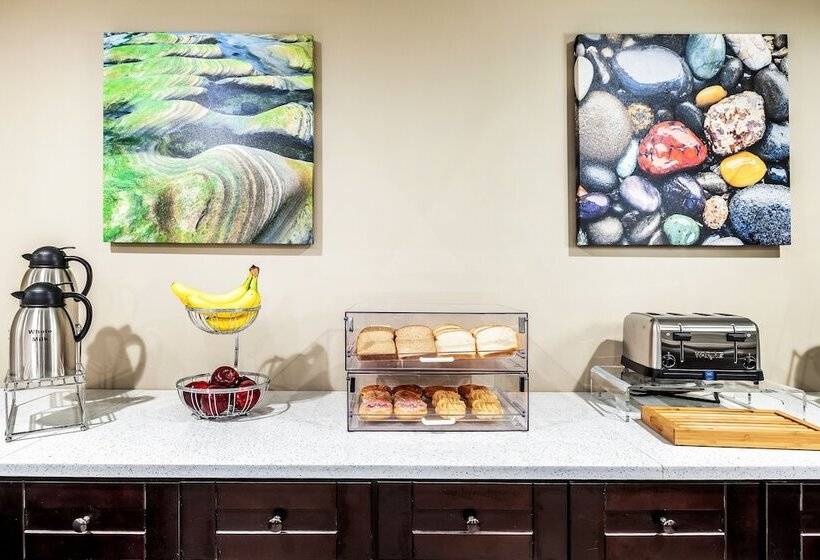 Van Wyck Hotel & Suites Near Jfk Airport