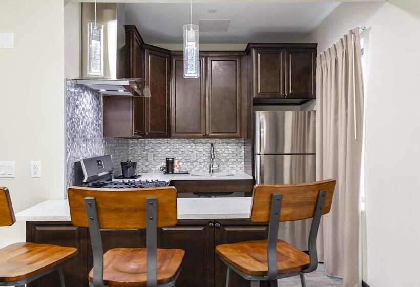 Van Wyck Hotel & Suites Near Jfk Airport