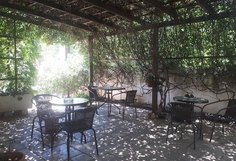 ペンション Galotel Agnoudas Near The Airport