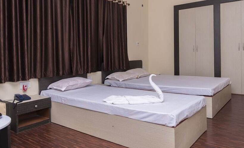 Rajhans Hotel And Resort