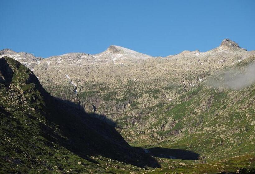Refuge Des étangs De Bassiès   Hostel