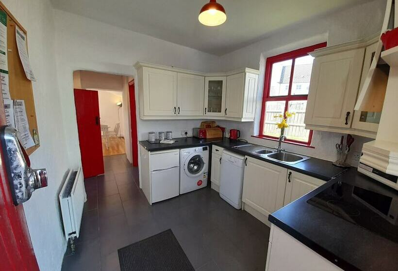 Teac Chondai Thatched Cottage