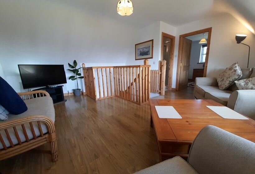 Teac Chondai Thatched Cottage