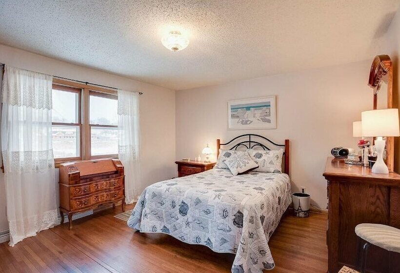 3 Bedroom Lakefront House