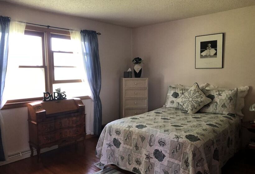 3 Bedroom Lakefront House