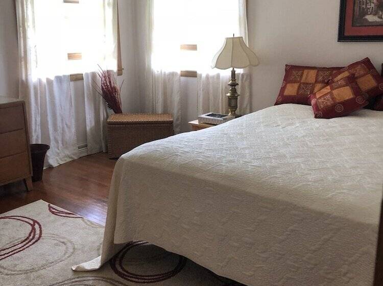 3 Bedroom Lakefront House