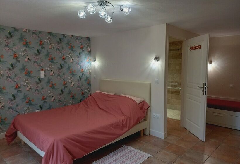 Au Pays De Jacquou : Chambre D’hôtes Et Table D’hôtes