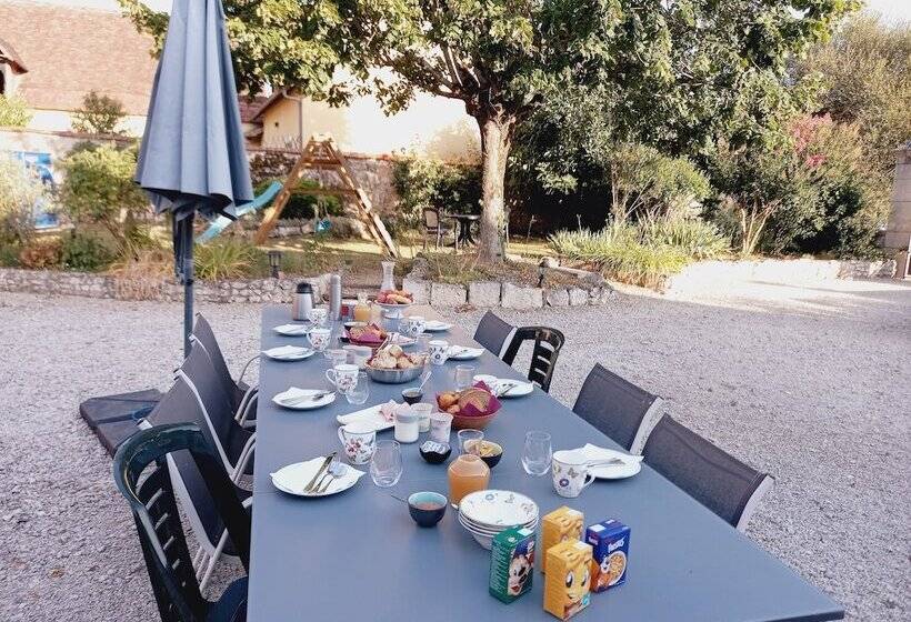 Au Pays De Jacquou : Chambre D’hôtes Et Table D’hôtes