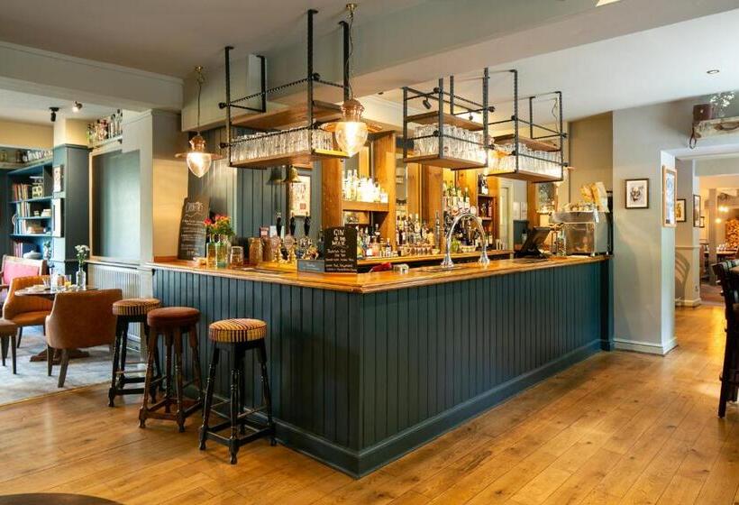 مبيت وإفطار The Cowdray Arms