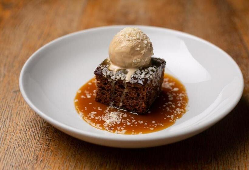 مبيت وإفطار The Cowdray Arms