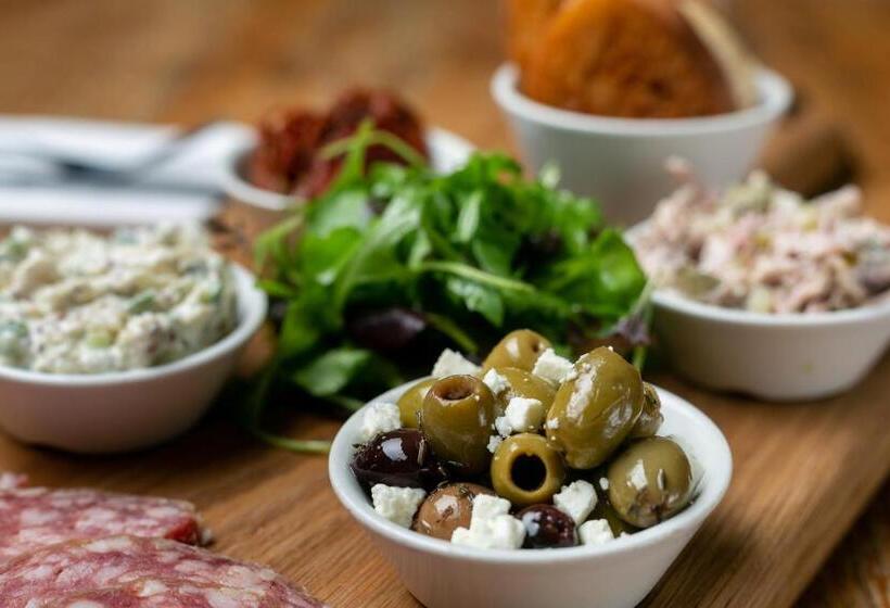 مبيت وإفطار The Cowdray Arms