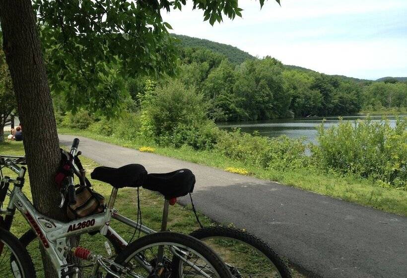 ベッドアンドブレックファースト The Trail In Adams Berkshires Art