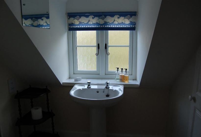 Gorselands Hall Bed And Breakfast