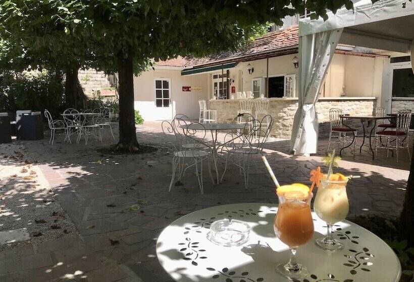 Отель Logis Hôtels   Hôtel Restaurant Domaine Les Falaises