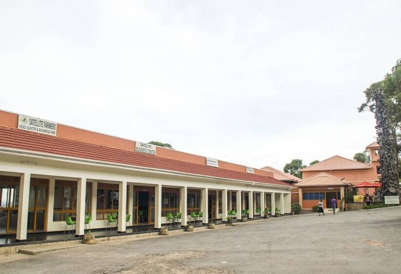 هتل Satellite Holiday Resort