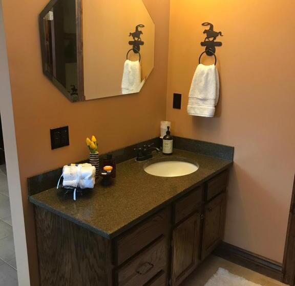 Пансион Caldwell Messenger Suites